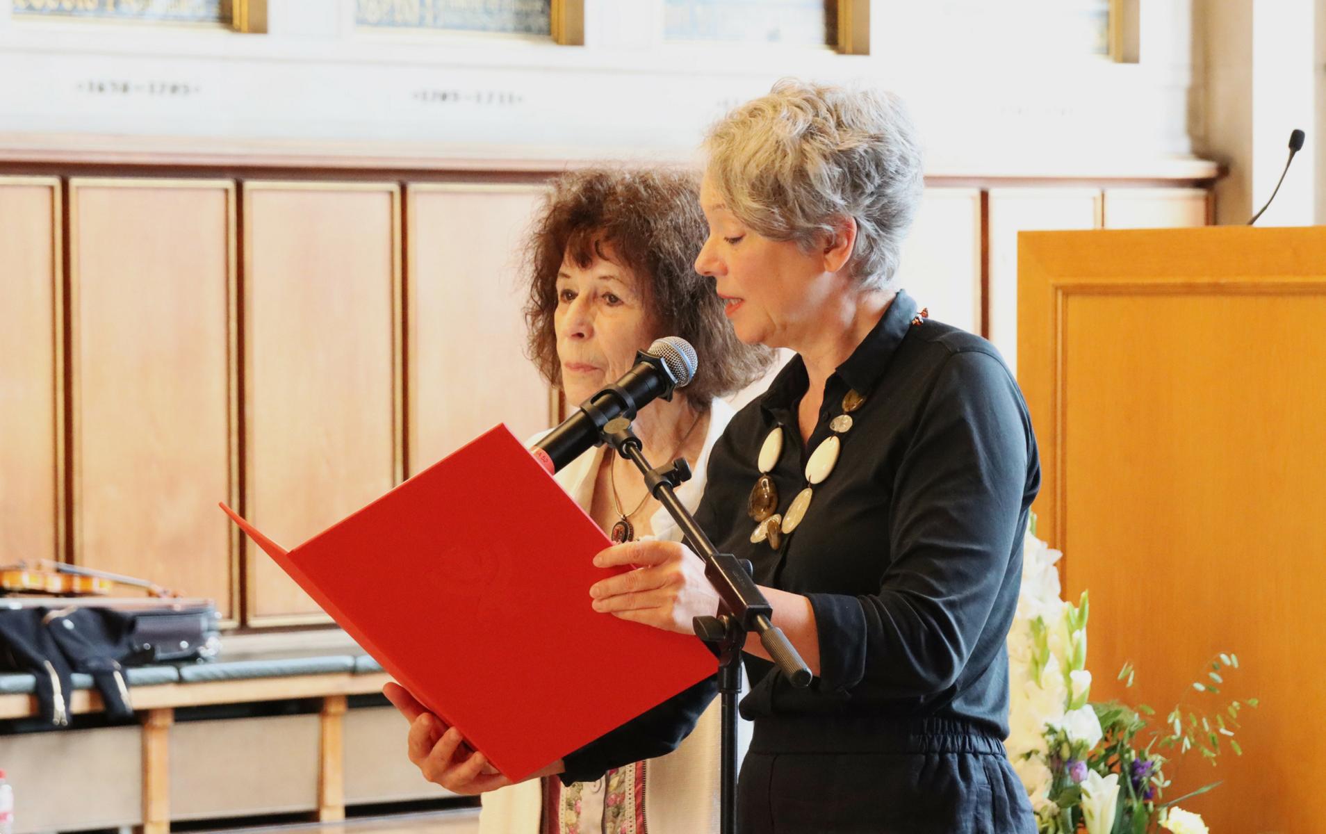  Kulturdezernentin Dr. Ina Hartwig ehrt die Theatermacherin Helen Koerte mit der  Ehrenplakette der Stadt Frankfurt am Main. Fotos in:  Veranstaltungen< > 