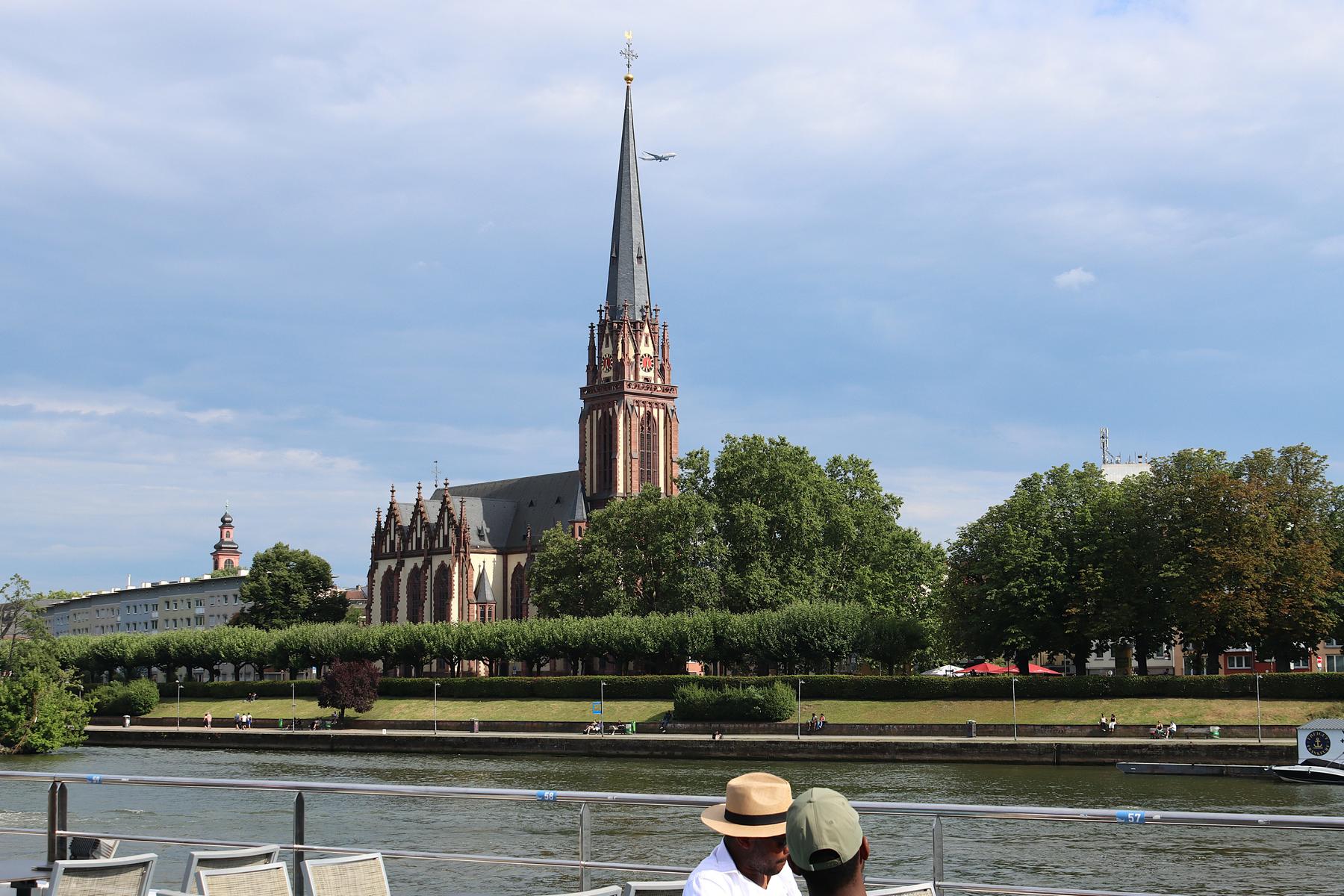  Die Dreikoenigskirche in Sachsenhausen, fotografiert waehrend einer Fahrt mit der  Primus Linie< >