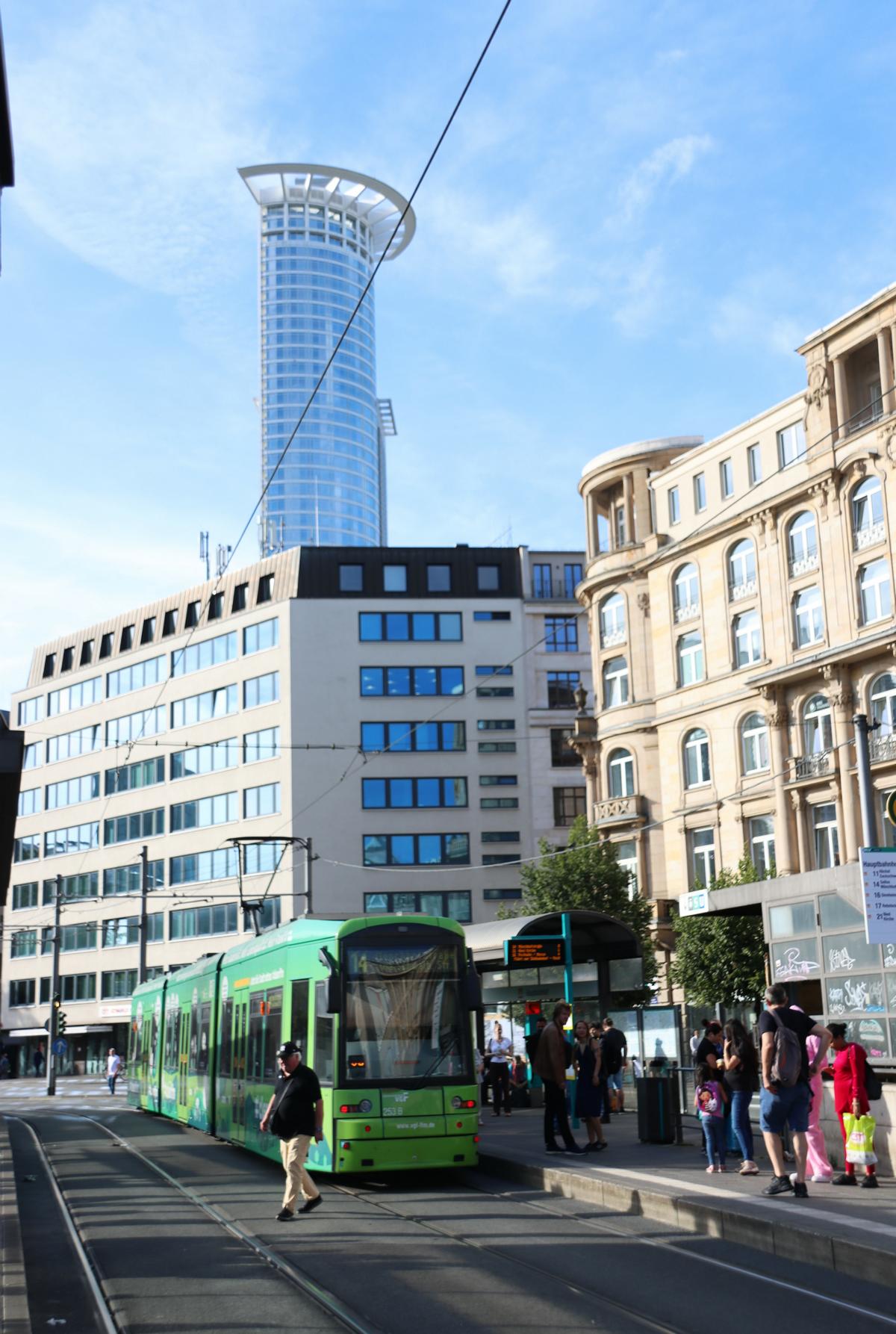 Tram Haltestelle Hauptbahnhof. < >